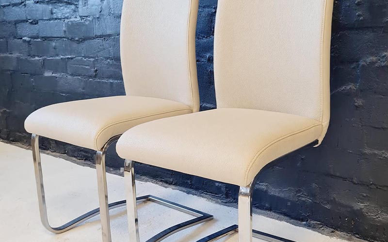 Стул на железной ножке